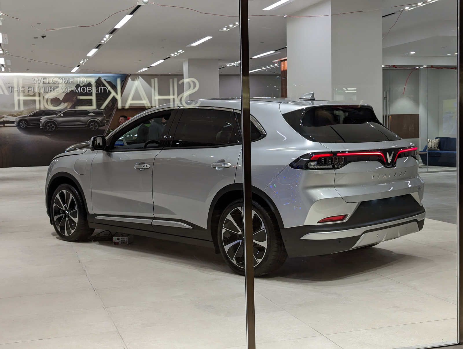 VF 8 badging, rear lamps and body are visible. Accepted as a representative first-generation VF 8 exterior only; not proof of the Eco trim, City Edition shipment or customer handover. Image resized and JPEG re-encoded; derivative retains CC BY-SA 3.0.
