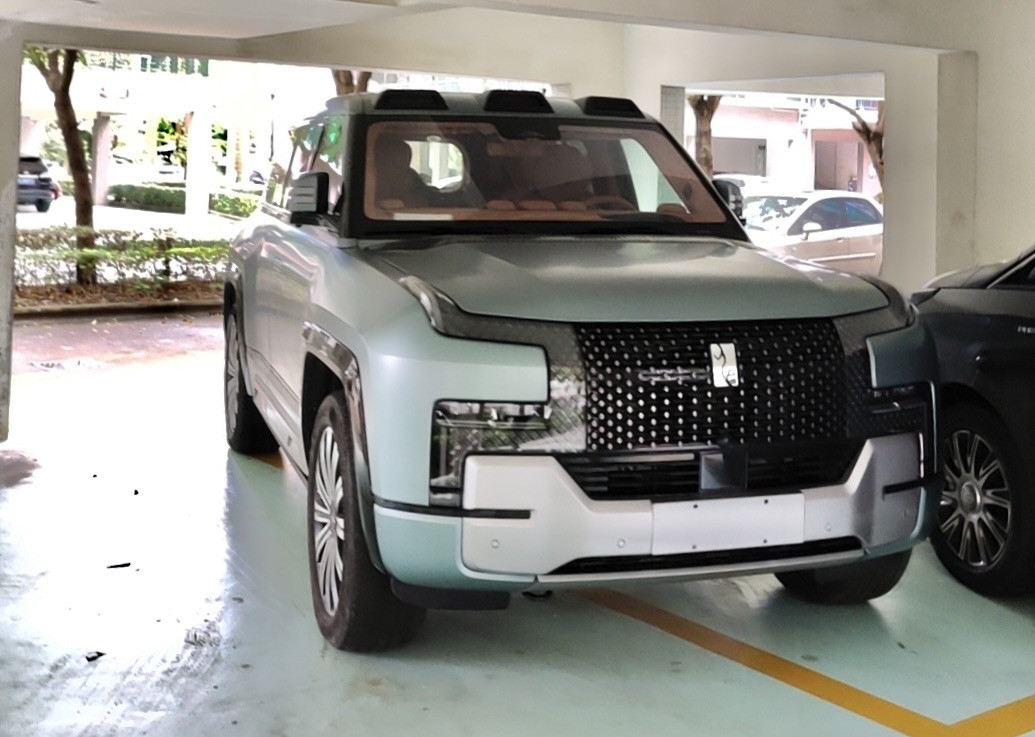 Accepted as a representative U8 cover only. The source identifies Yangwang U8, and the vehicle's grille, lighting, body and roof sensor arrangement are visible. Exact launch trim is not inferred from this image.