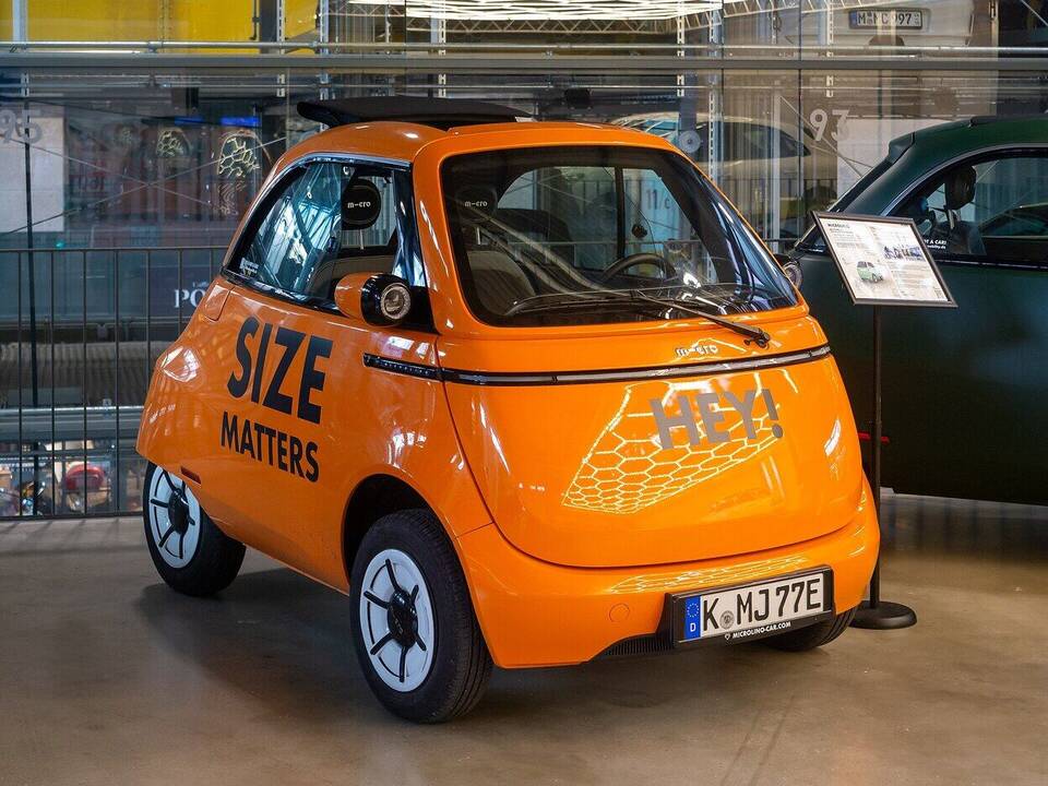 Exact Microlino 2.0 family and 2024 date; Urban trim and 6 kWh Standard Range battery are not stated or visually verifiable.