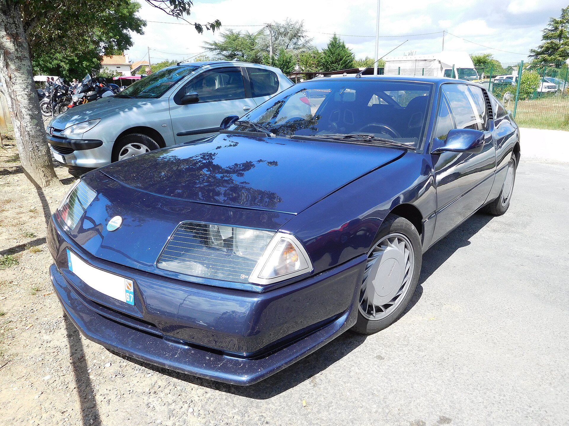 Representative Alpine GTA V6 Turbo photographed in 2016; the photographed car’s build year, market, catalyst specification and originality are unverified. Not evidence of an exact 1985 example.