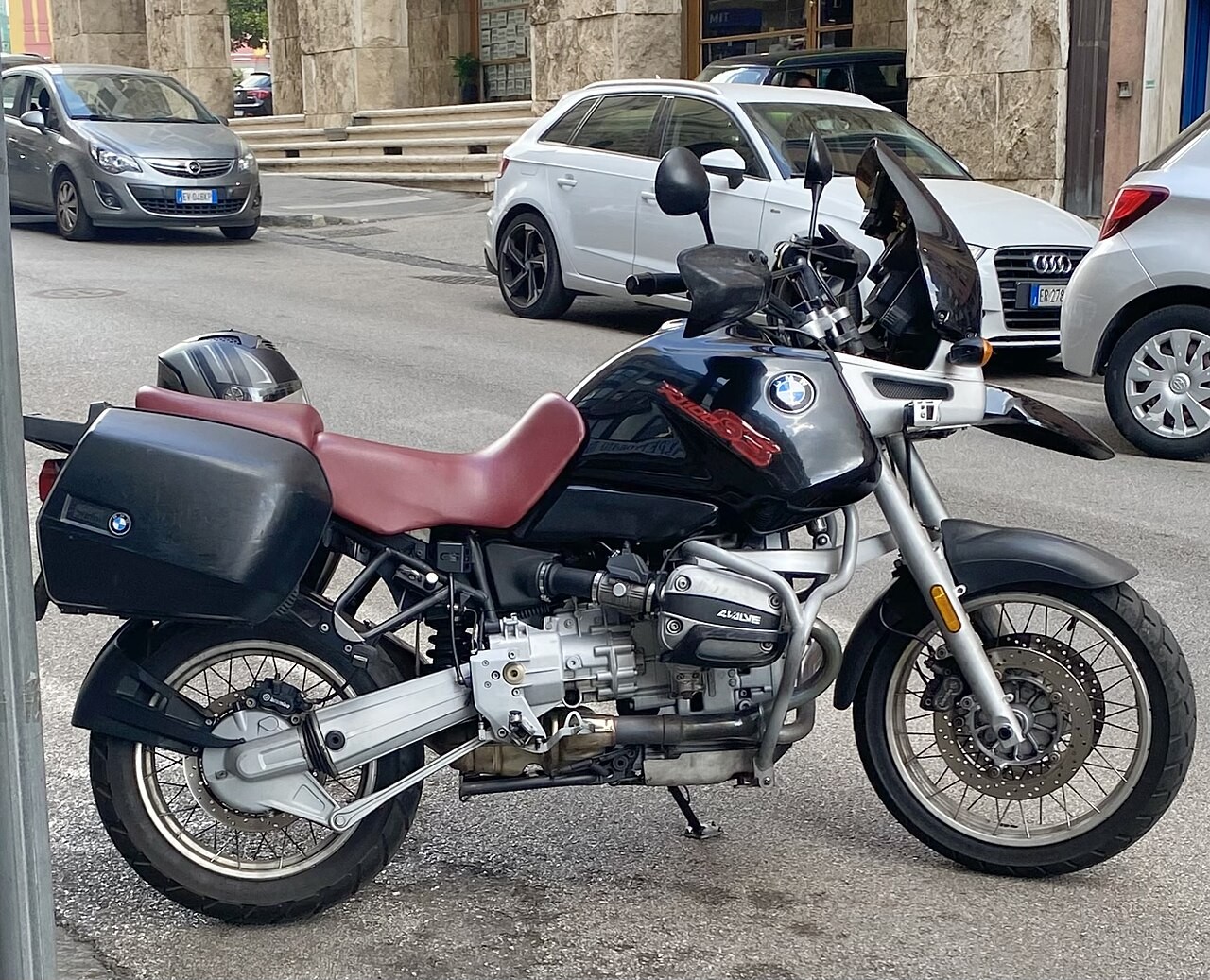Representative BMW R1100GS identified by source and visually consistent with single-headlamp GS, boxer engine and Telelever family. Exact model year unverified; photographed with screen and panniers.
