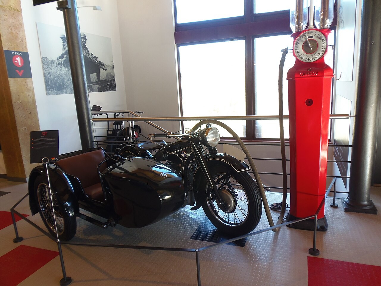 Source identifies a 1935 BMW R12 750 with sidecar. Representative sidecar-equipped R12 family; carburetor variant and originality unverified. The photo does not establish the profiled single-carburetor 18 hp road specification.