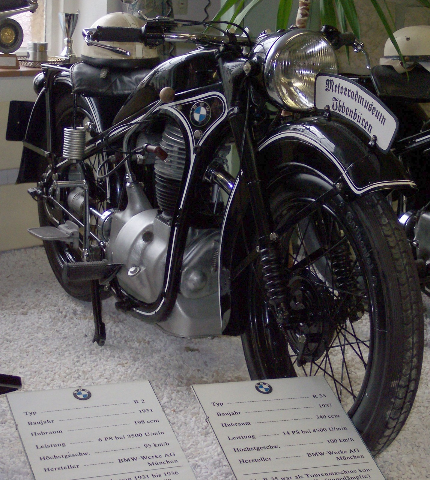 1937 BMW R 35 at Motorradmuseum Ibbenbüren. Preserved museum specimen; restoration details and original market are unverified.