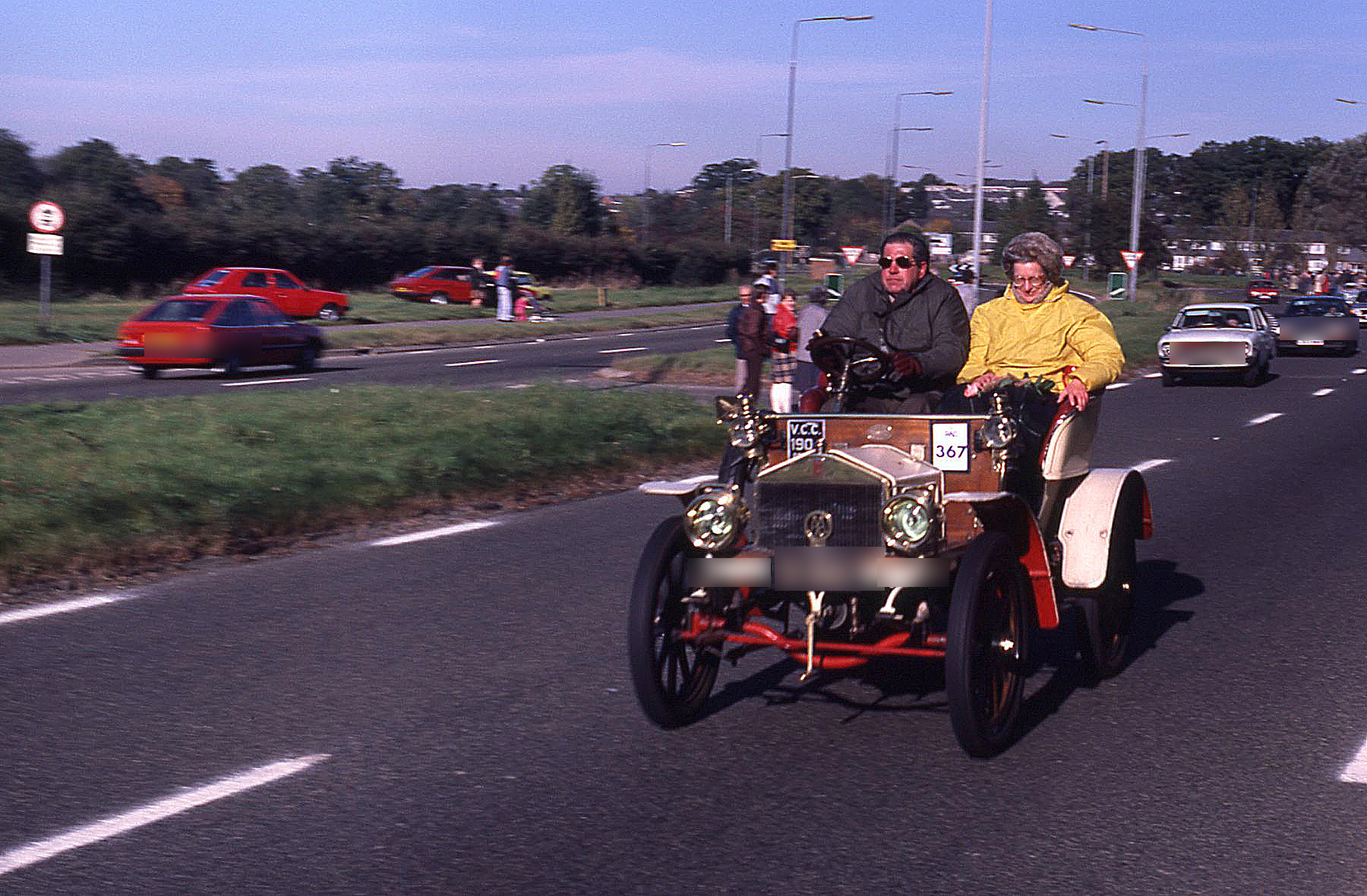 Cream and dark-green 1904 Rolls-Royce 10 H.P. chassis 20154 in its 1985 two-seat presentation on the London to Brighton run, with road registrations blurred.