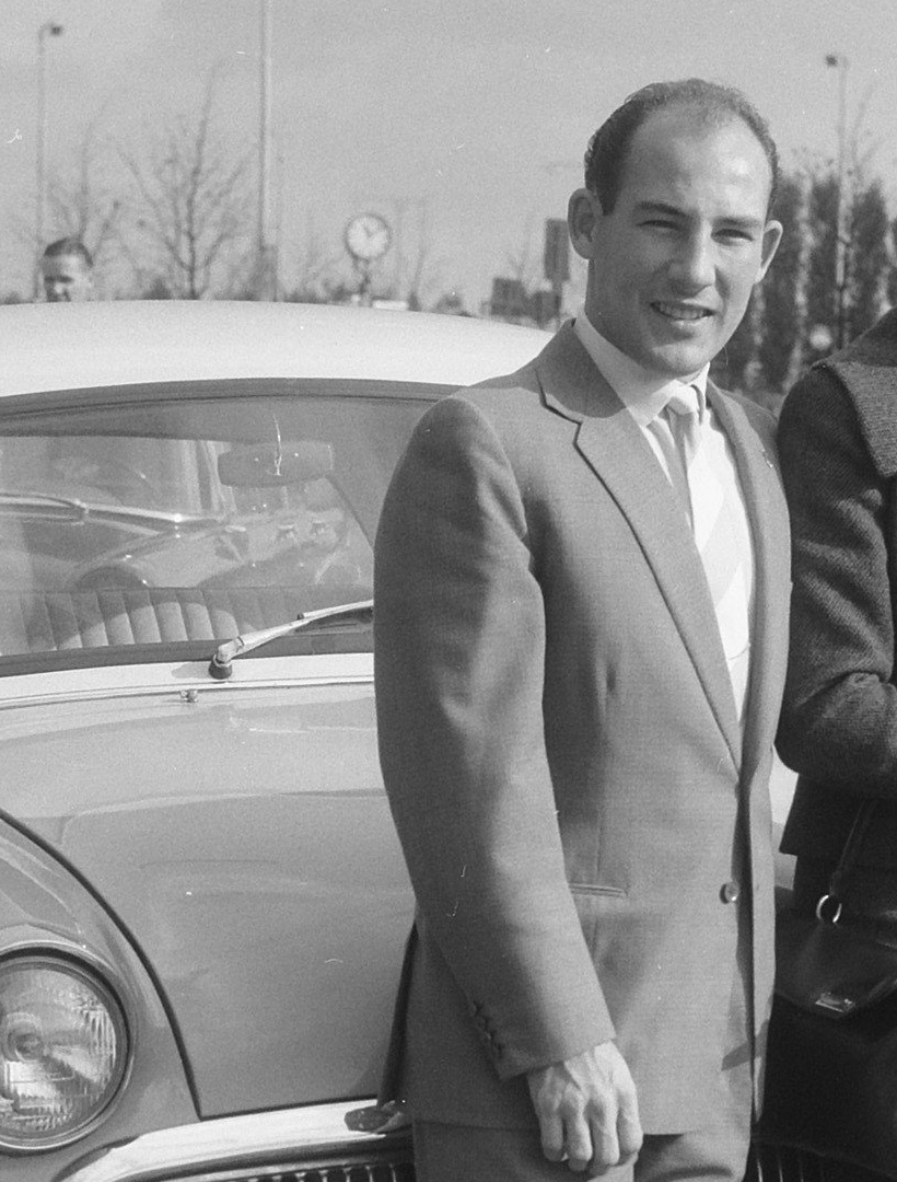 Stirling Moss in a 1957 identification portrait by Harry Pot for Anefo.