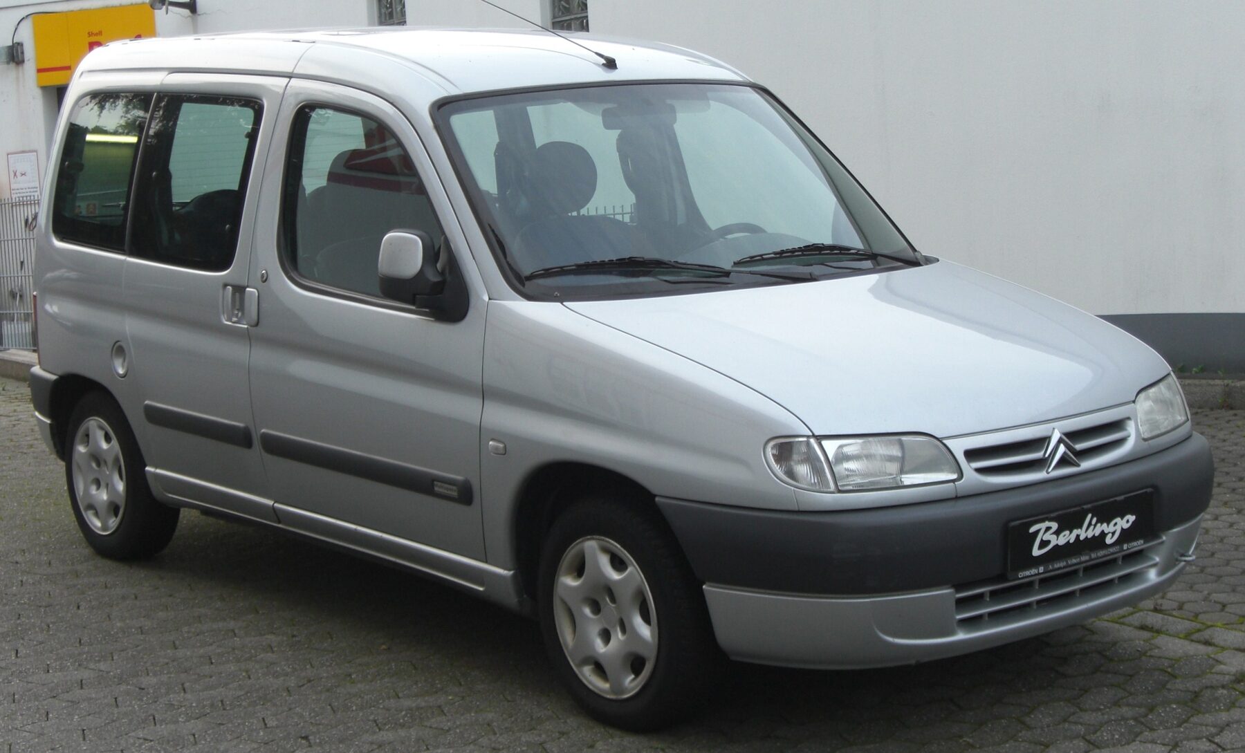 This is a generation-representative first-generation pre-facelift Berlingo passenger version, not a verified July 1996 French launch van. The source does not establish year, market, 1.4i powertrain or commercial body.
