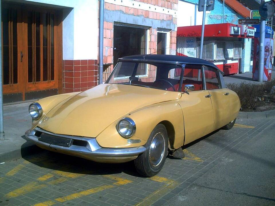 Citroën DS 19 Series 1 with original 1955–1962 nose; exact build year unproven