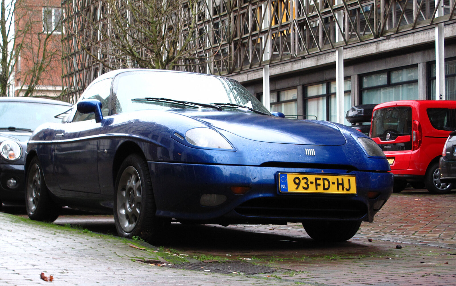 Source title identifies a 1995 Fiat Barchetta 1.8 16V; photographed in Leiden, so do not infer Italian-market registration from the image.