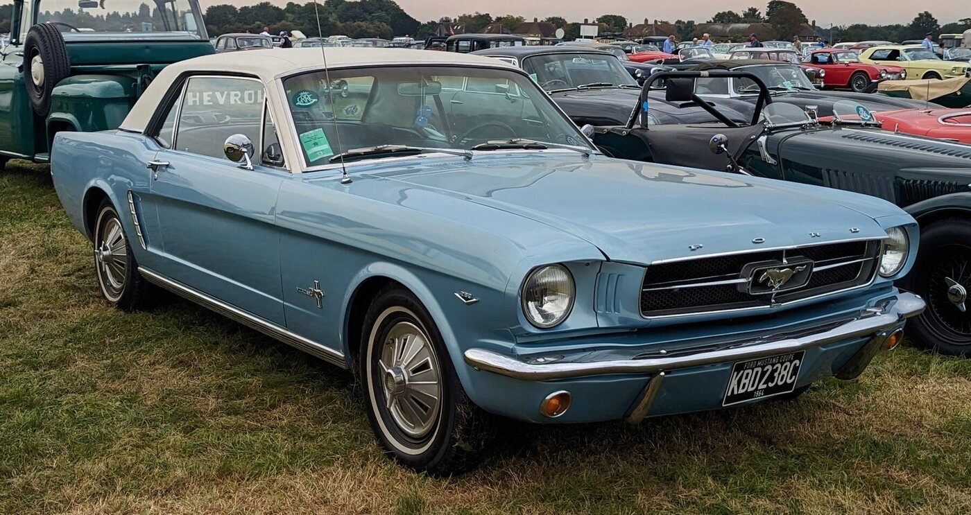 The source identifies a 1964 launch-era Mustang hardtop. A 289 fender badge is visible, so this photograph represents the body and period but not the profiled base 170 cu in six; exact build date, market and originality are unproved.