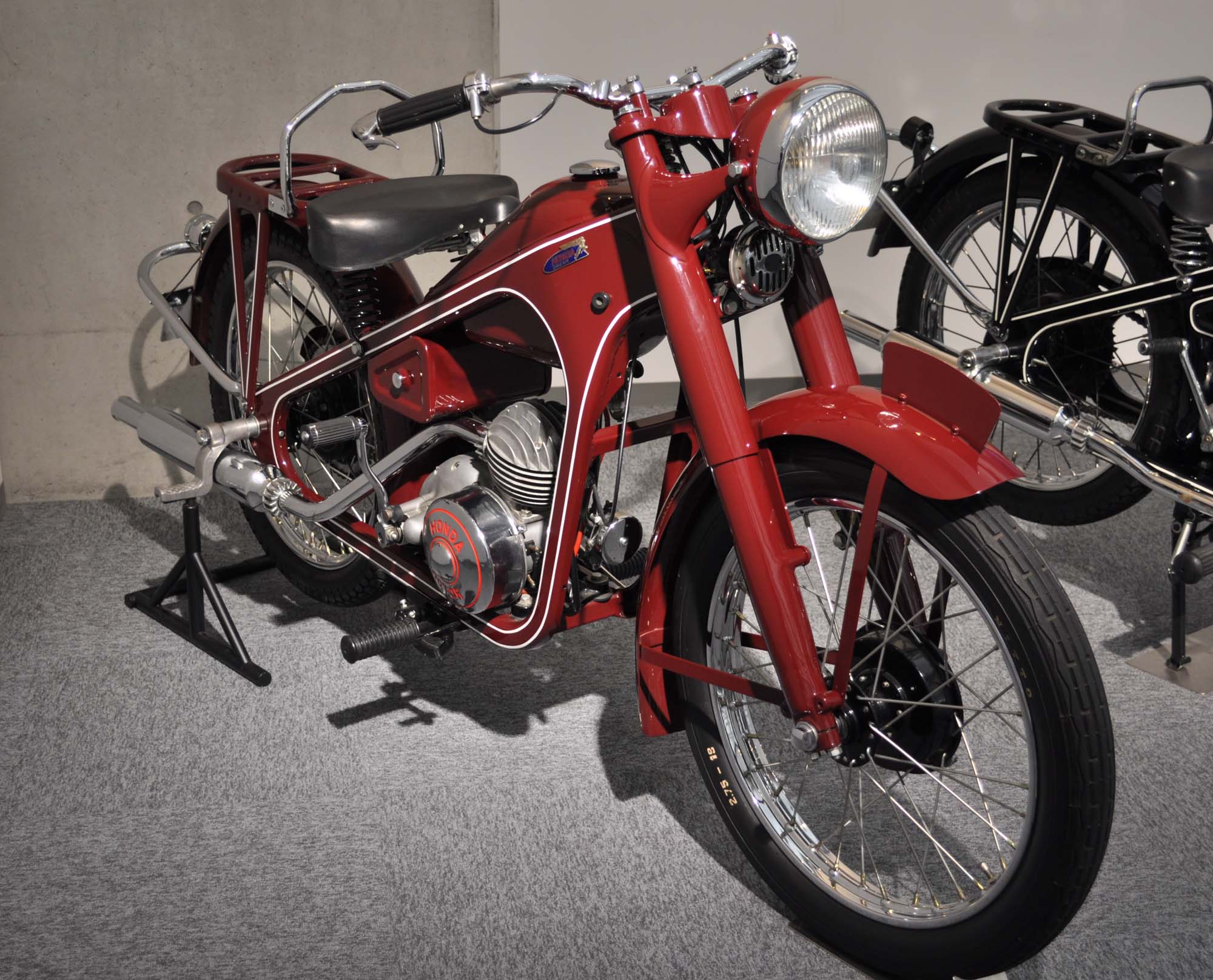 Commons description explicitly identifies Honda Dream D (1949); museum restoration originality and exact market equipment remain unverified.