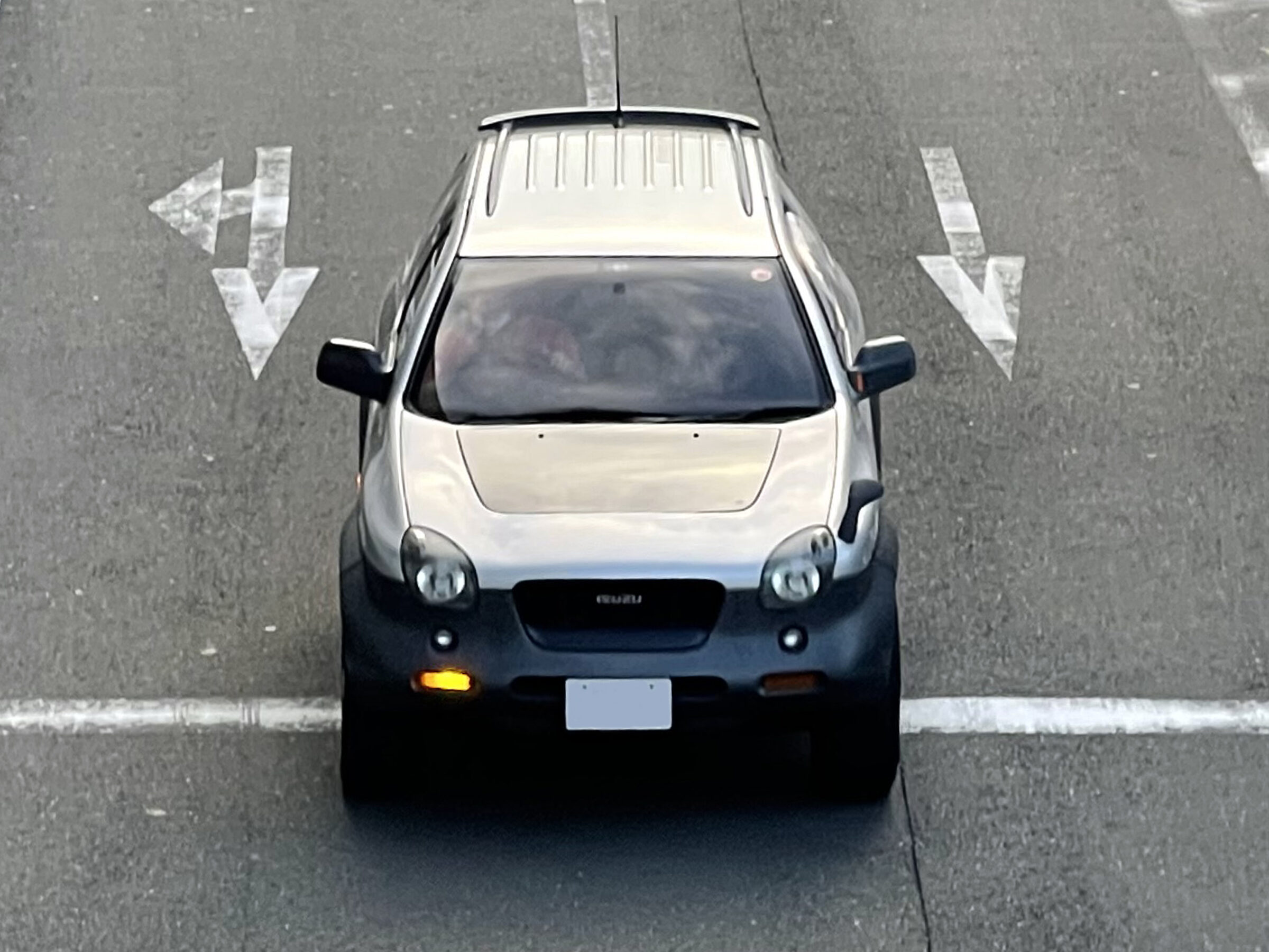 Commons explicitly identifies Japanese type E-UGS25DW; visual review confirms the VehiCROSS body and Japanese plate format. Photographed build year is not stated.