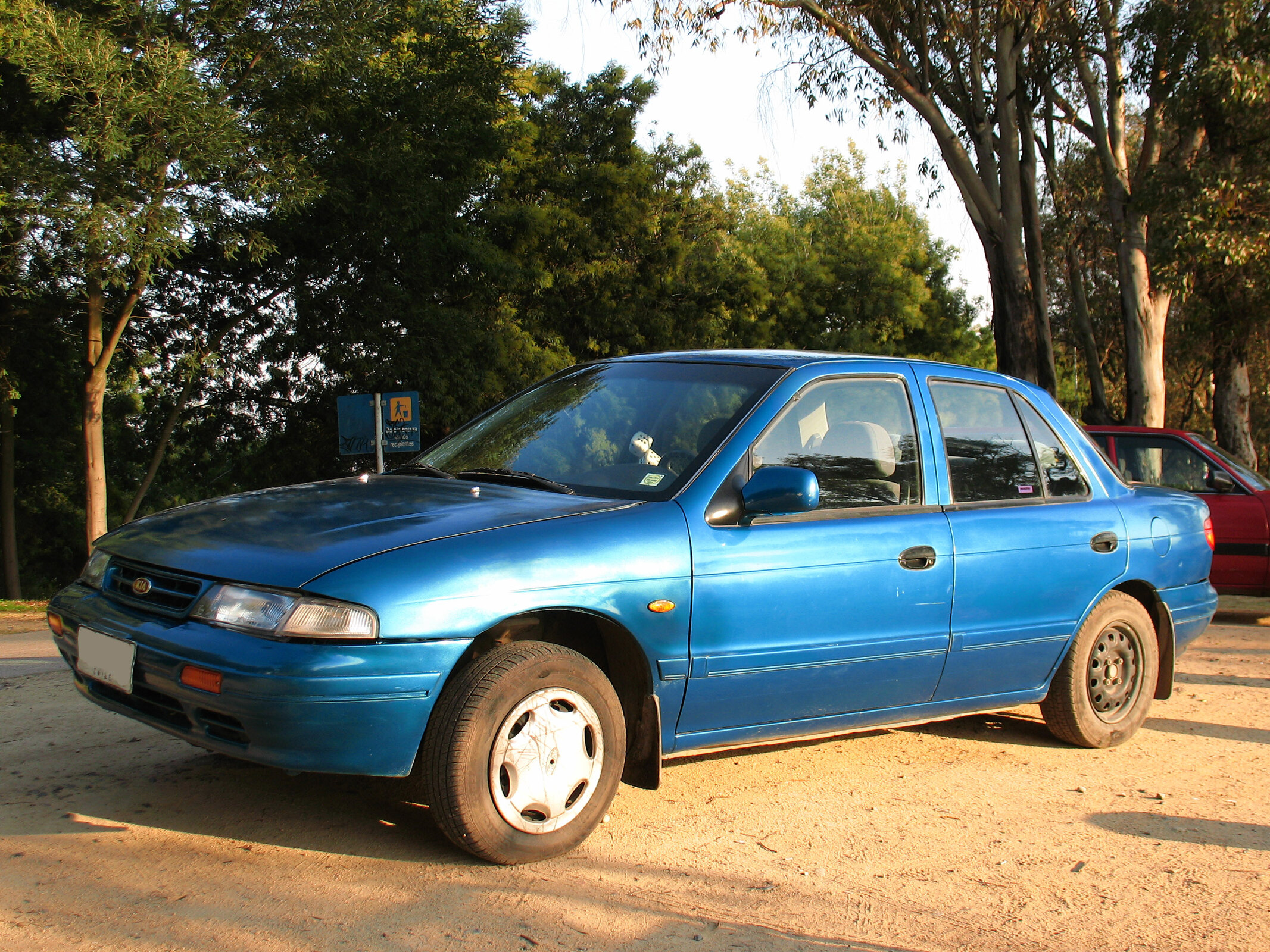 Same year and first-generation Sephia body, but the photographed 1.6 GTX is a related variant rather than the Korean-market 1.5 DOHC described by the profile.