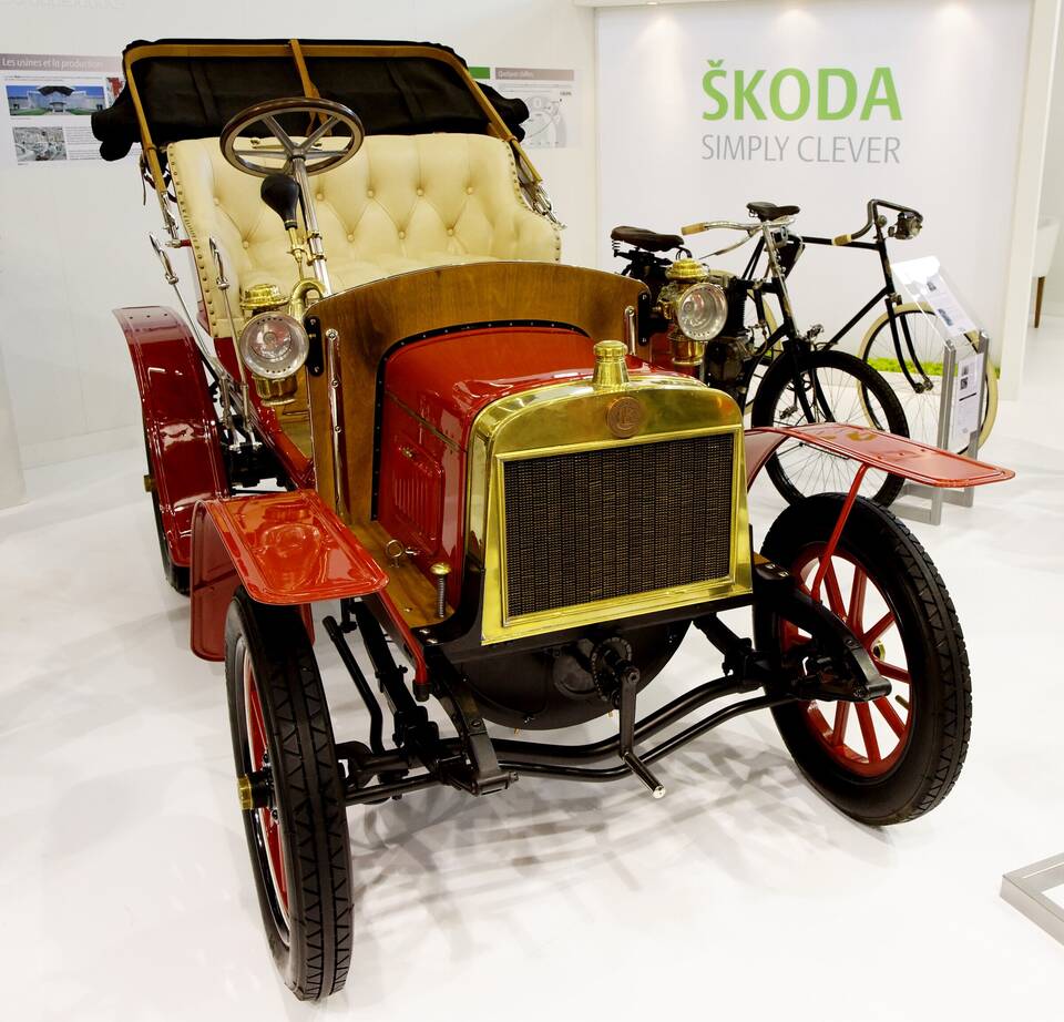 Displayed Laurin & Klement Type A identified as 1905; the file page does not establish survivor-versus-replica status.