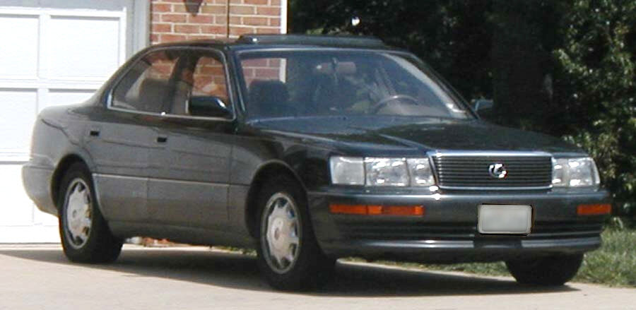 The source identifies a 1989–1994 first-generation LS 400. It represents the launch-generation UCF10 body, but the individual car's exact model year, market specification and originality are not documented.