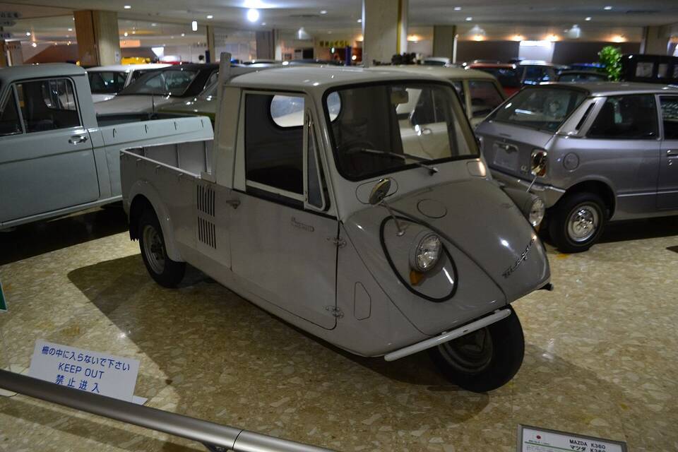 Commons identifies a Mazda K360 made in 1964. It represents the same three-wheel truck family but is not the profile’s exact 1959 KTBA43 launch series.