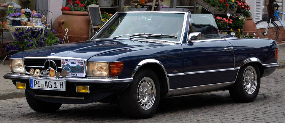 Commons identifies a 1971 Mercedes-Benz 350 SL, Type 107, matching the profile identity.