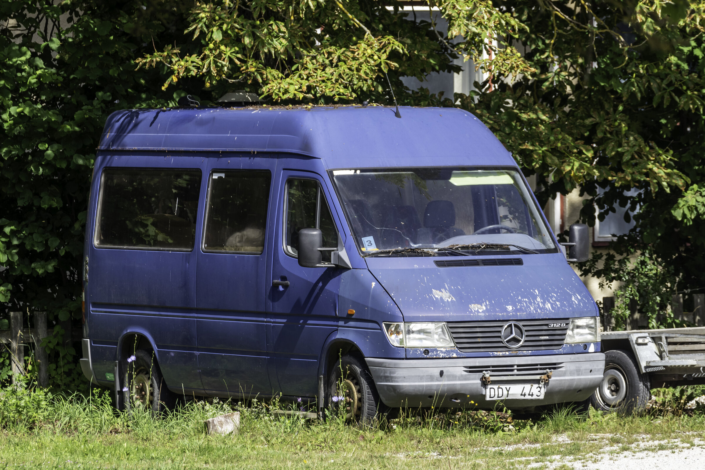 first-generation Sprinter 312D; file category ties it to the 1995 generation but exact production year is not stated. Cover scope: first-generation Sprinter 312D representative.