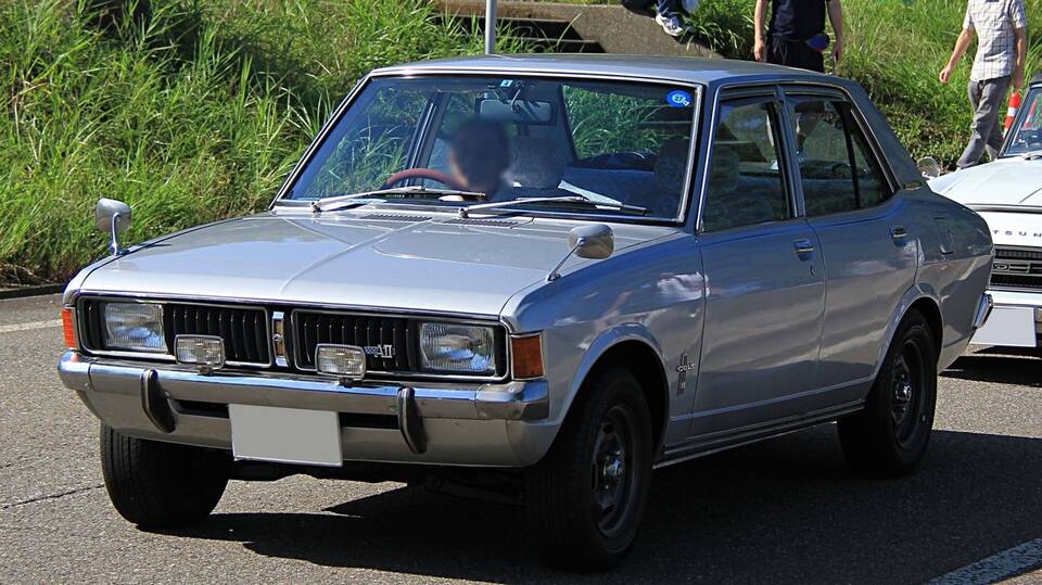 Commons identifies a 1969 Mitsubishi Colt Galant AII Custom L four-door. It matches the profile's year, Japanese-market body family and Custom grade, but it is the 1.5-litre AII rather than the requested 1.3-litre AI Custom.