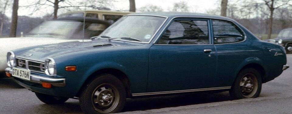 Commons identifies a first-generation two-door Mitsubishi Lancer manufactured in 1975 with a 1,597 cc engine. It represents the road-going A70 two-door/1.6 family, but not the exact 1973 Japanese-market GSR trim; it is not presented as a works rally car.