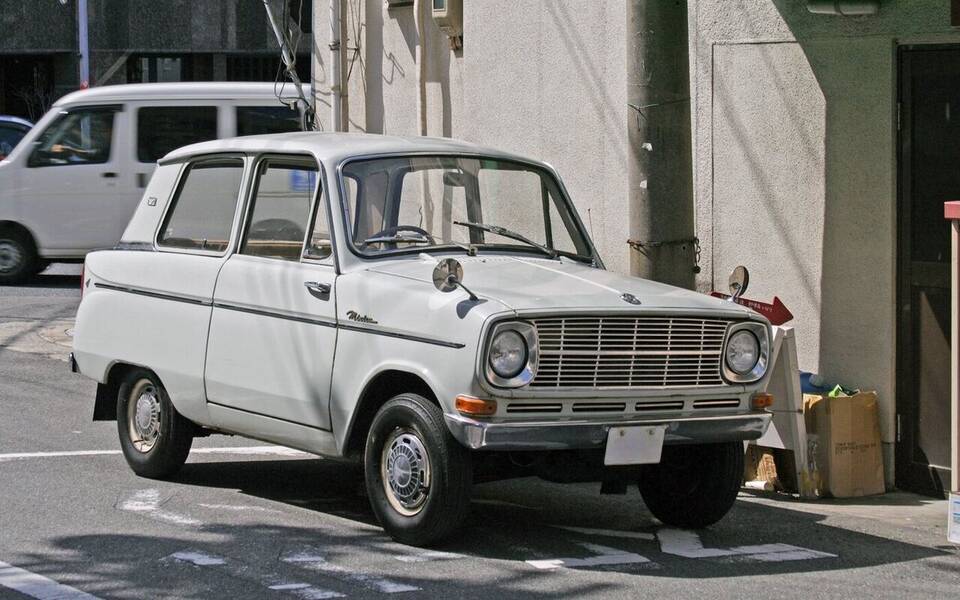 Commons identifies the first-generation Mitsubishi Minica LA. It represents the profile's LA20 body family, but the file page does not independently prove an October 1962 build, ME21 engine or launch specification.