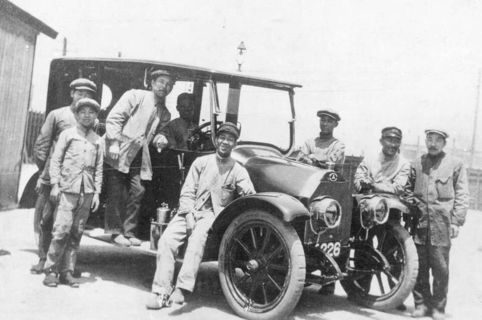 Commons identifies the period photograph as the Mitsubishi Model A production team with a Model A in 1917. It supports the exact year and model; individual chassis and mechanical specification are not inferred.