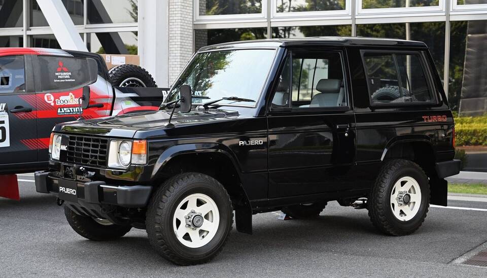 Exact 1982 model and short-wheelbase body; photographed engine and launch trim are not stated