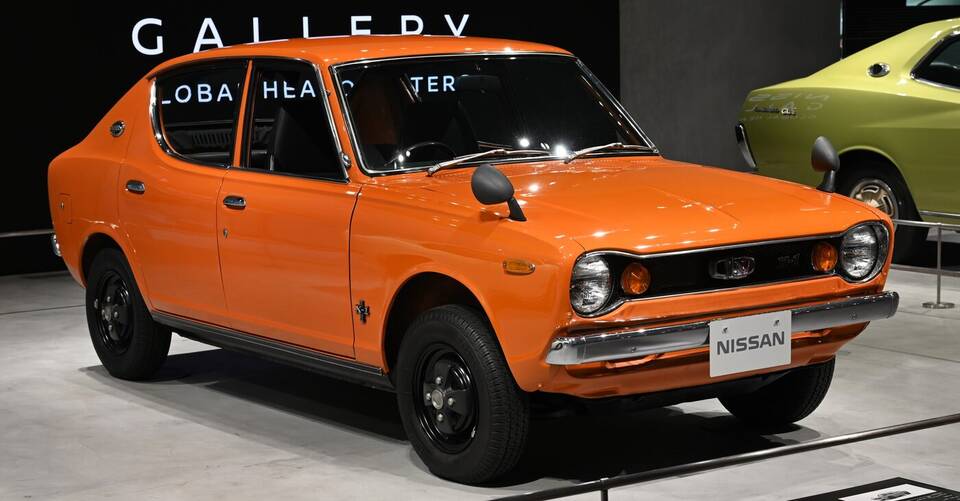Commons identifies a 1970 Nissan Cherry Sedan X-1. The four-door body and X-1 presentation match the profile.