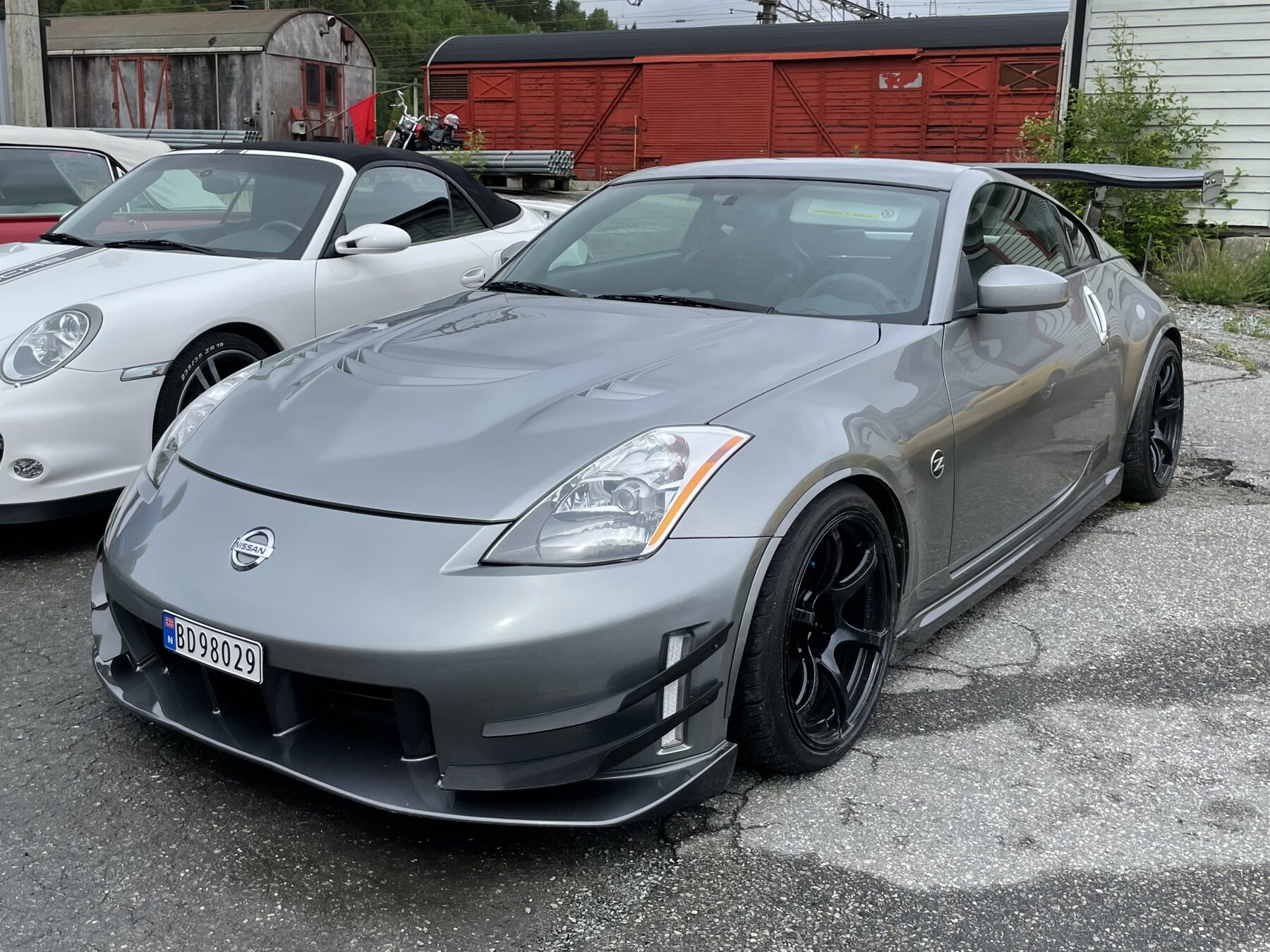 The source identifies a 2002 Nissan 350Z/Z33. Japanese Fairlady Z market identity and Version ST trim are not established, and the photographed car has visibly modified wheels/front treatment.