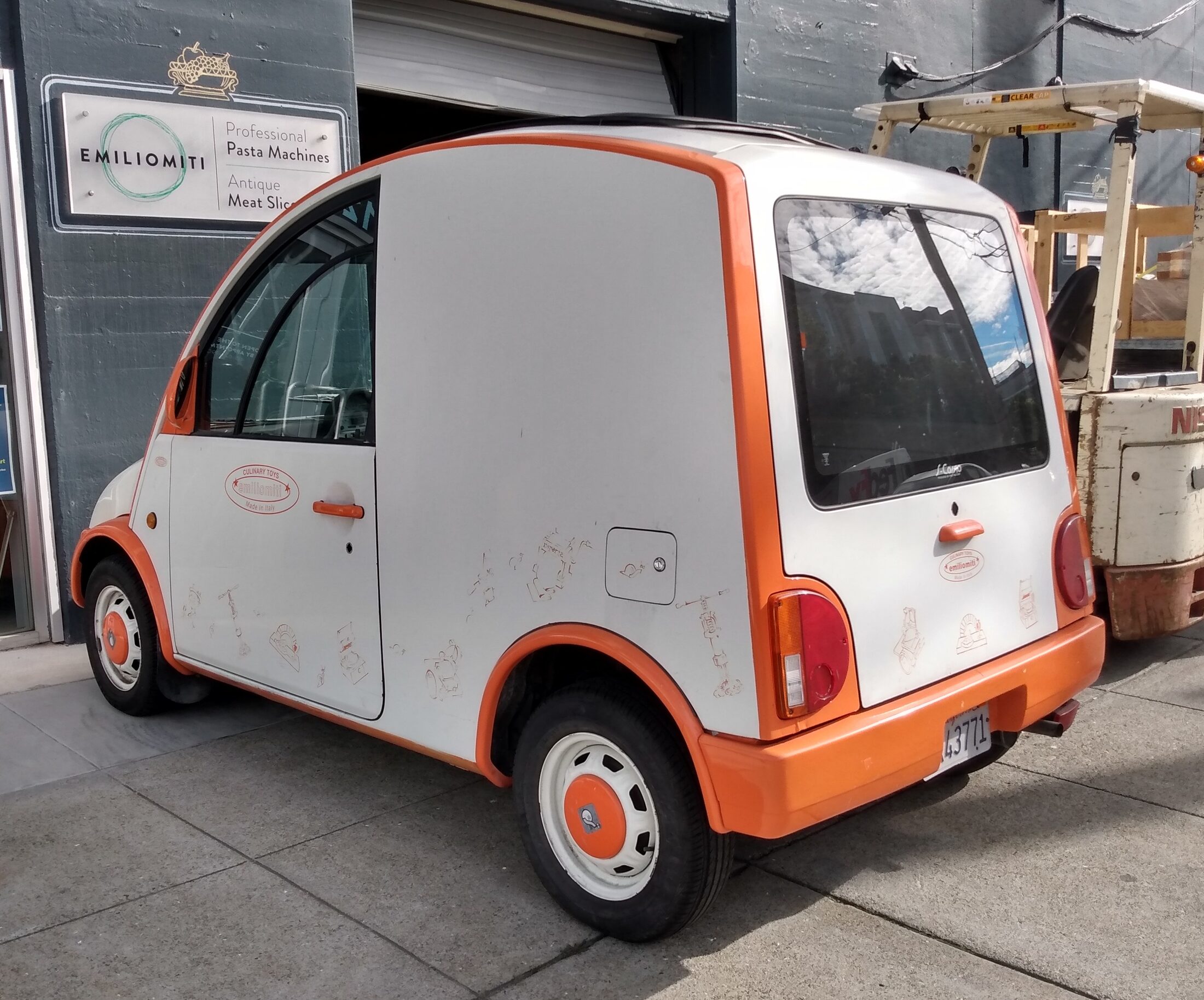 Source explicitly identifies a 1989 JDM Nissan S-Cargo with original body configuration.