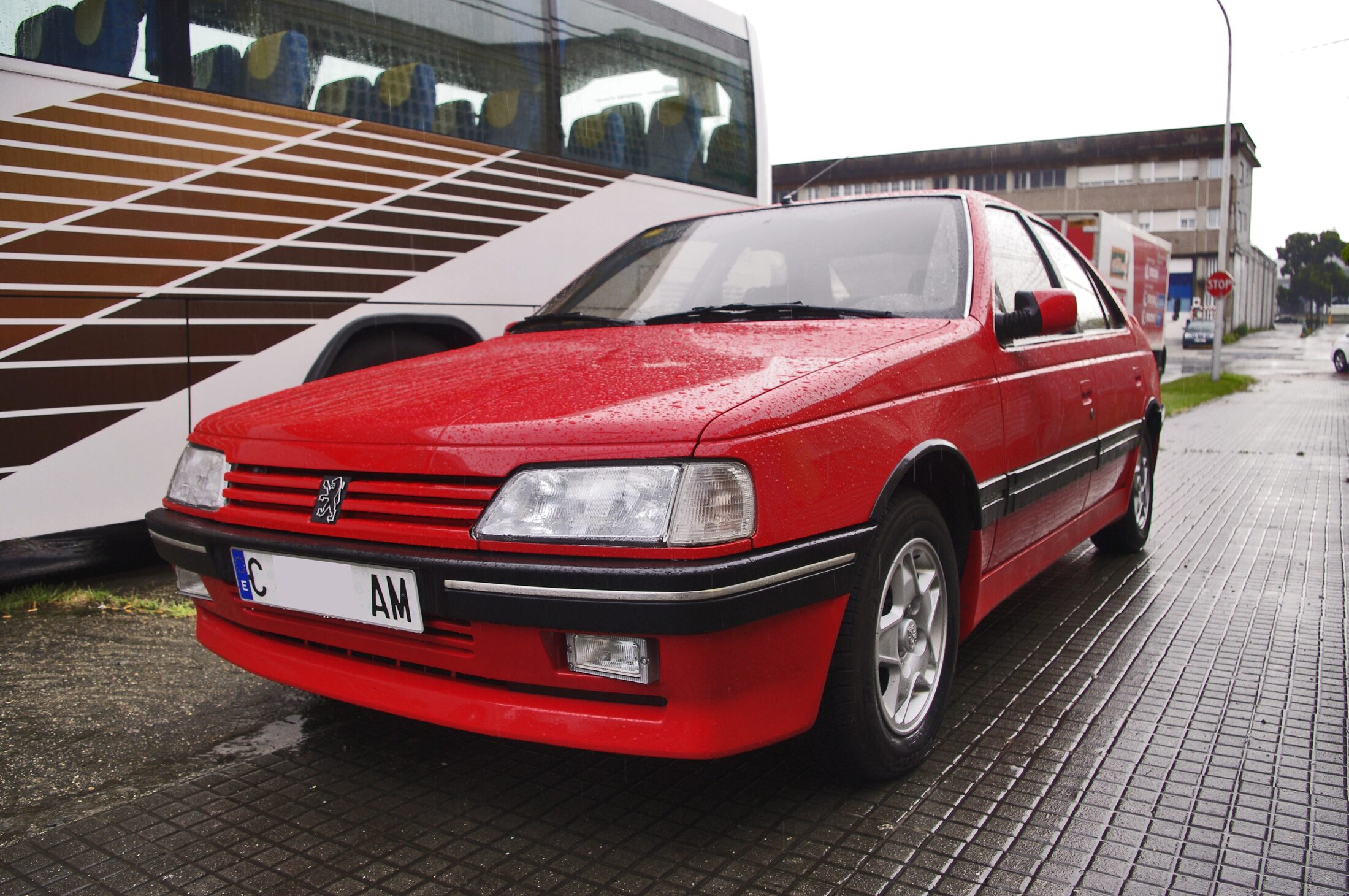 Exact early Peugeot 405 Mi16, but source identifies a 1989 car; catalyst/output market specification is not stated.