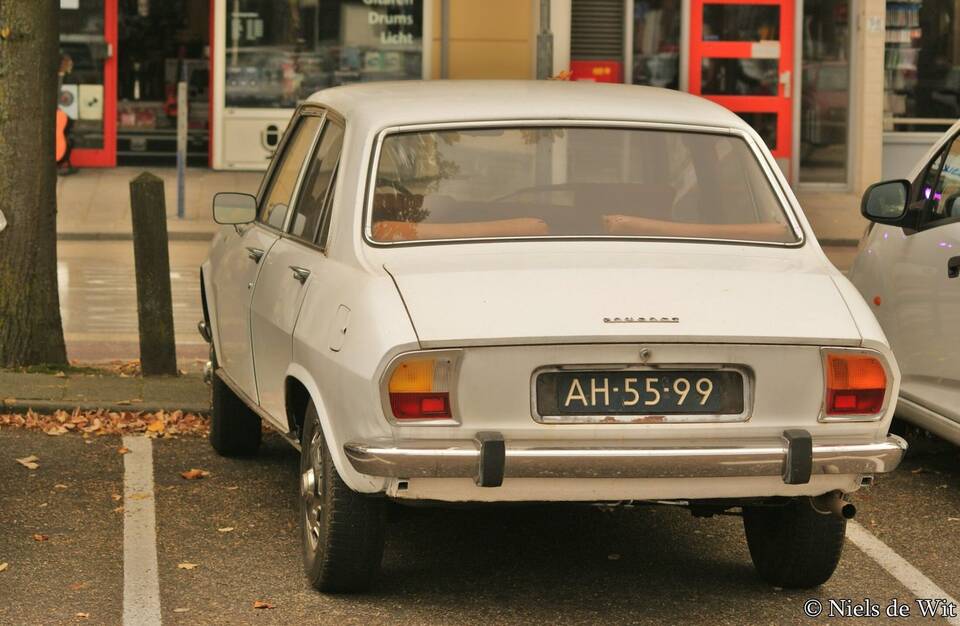 Commons identifies a 1969 Peugeot 504 sedan. It represents the first-generation Berline body, not the profile's exact 1968 launch-year carburetor/manual specification.