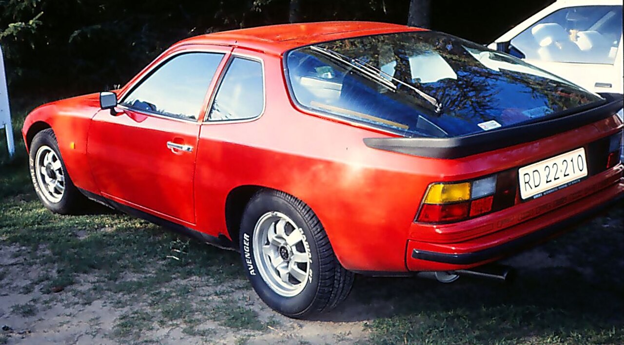 Source identifies a 1976 Porsche 924 with removable roof panel in Denmark. Early narrow-body non-Turbo family visually matches; exact market/engine state unverified.
