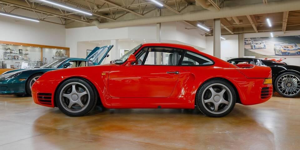 Explicitly identified 959 Komfort; individual model year and market are not stated, so it represents the profile specification.
