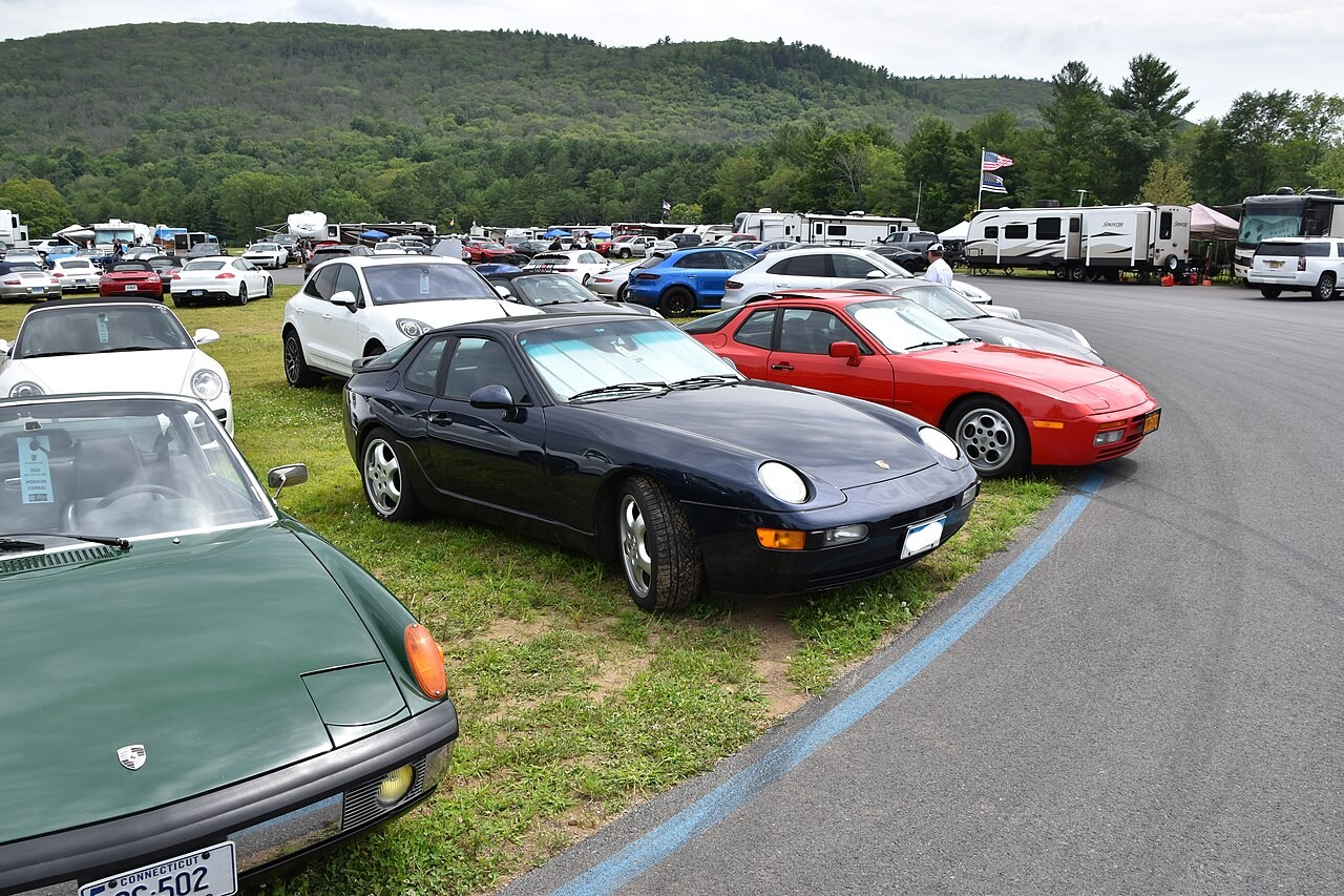 Source identifies a 1992 Porsche 968 Coupe, six-speed manual, photographed in Connecticut. Representative US-market car with side markers; body matches fixed-roof coupe, but European delivery specification is not claimed.