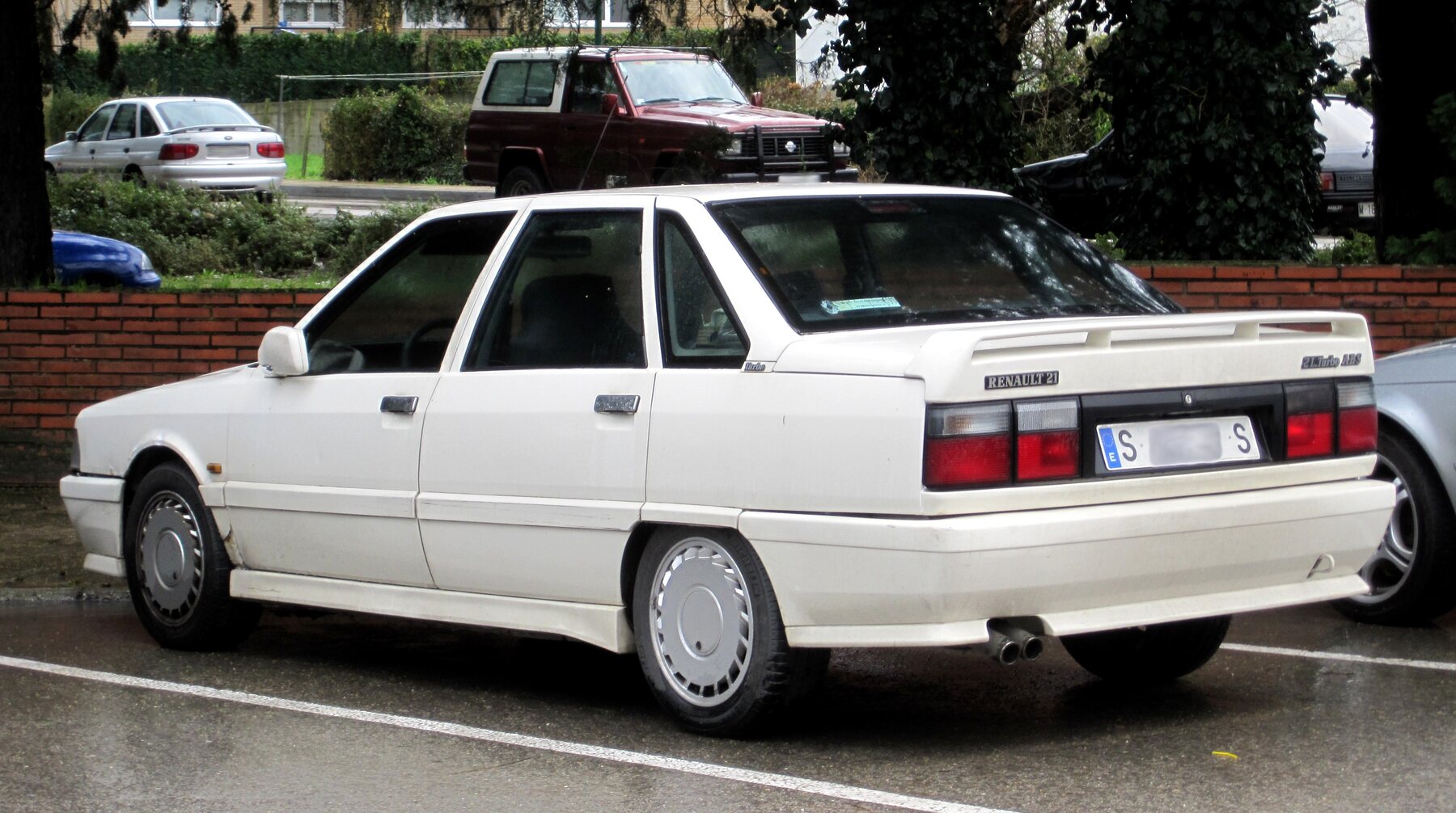1988 European Renault 21 Turbo, one model year later than the 1987 launch profile; same early-phase Turbo body.
