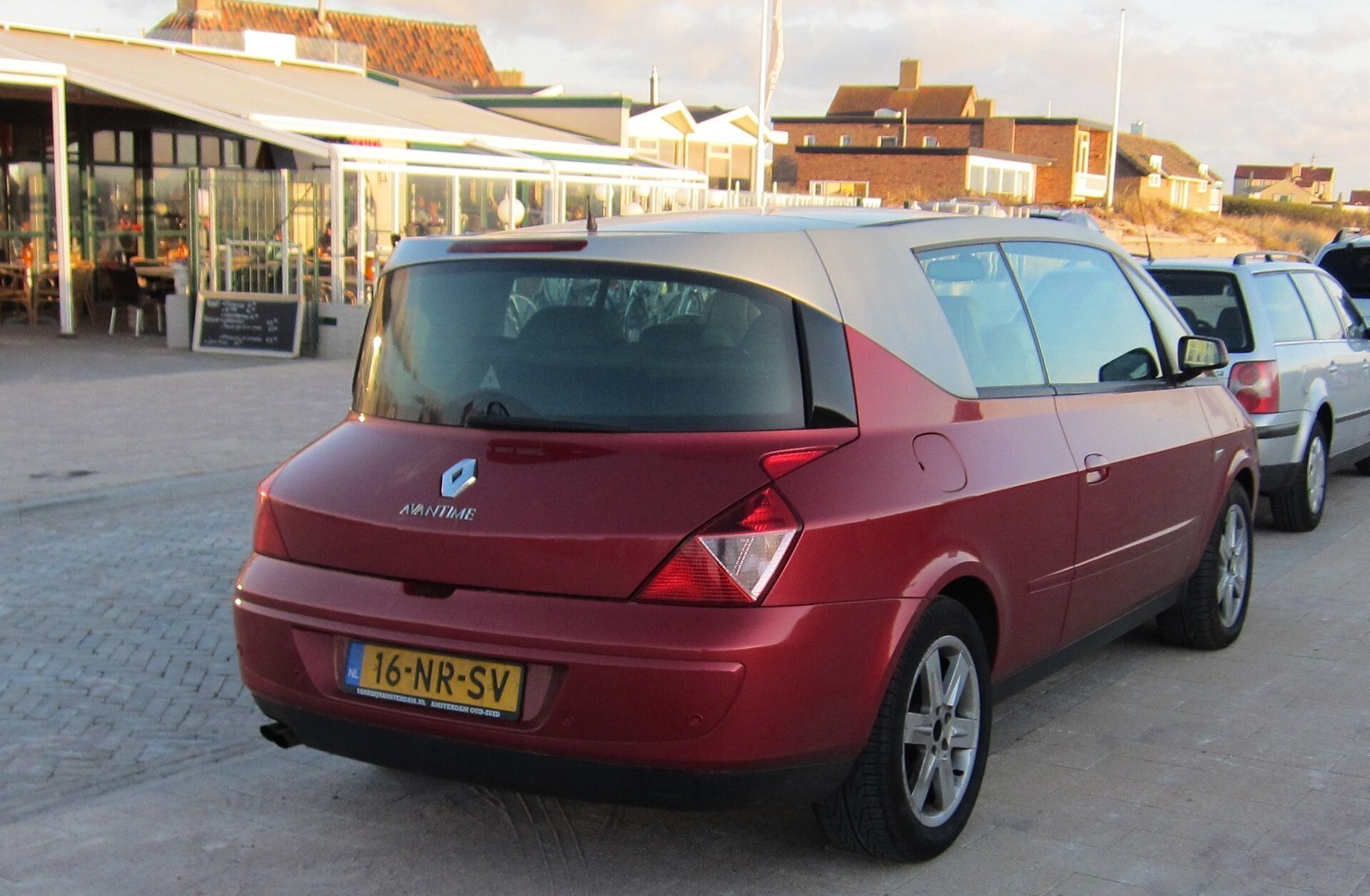 Source identifies a 2001 Renault Avantime 3.0 V6 24V, matching launch year, model, and powertrain.