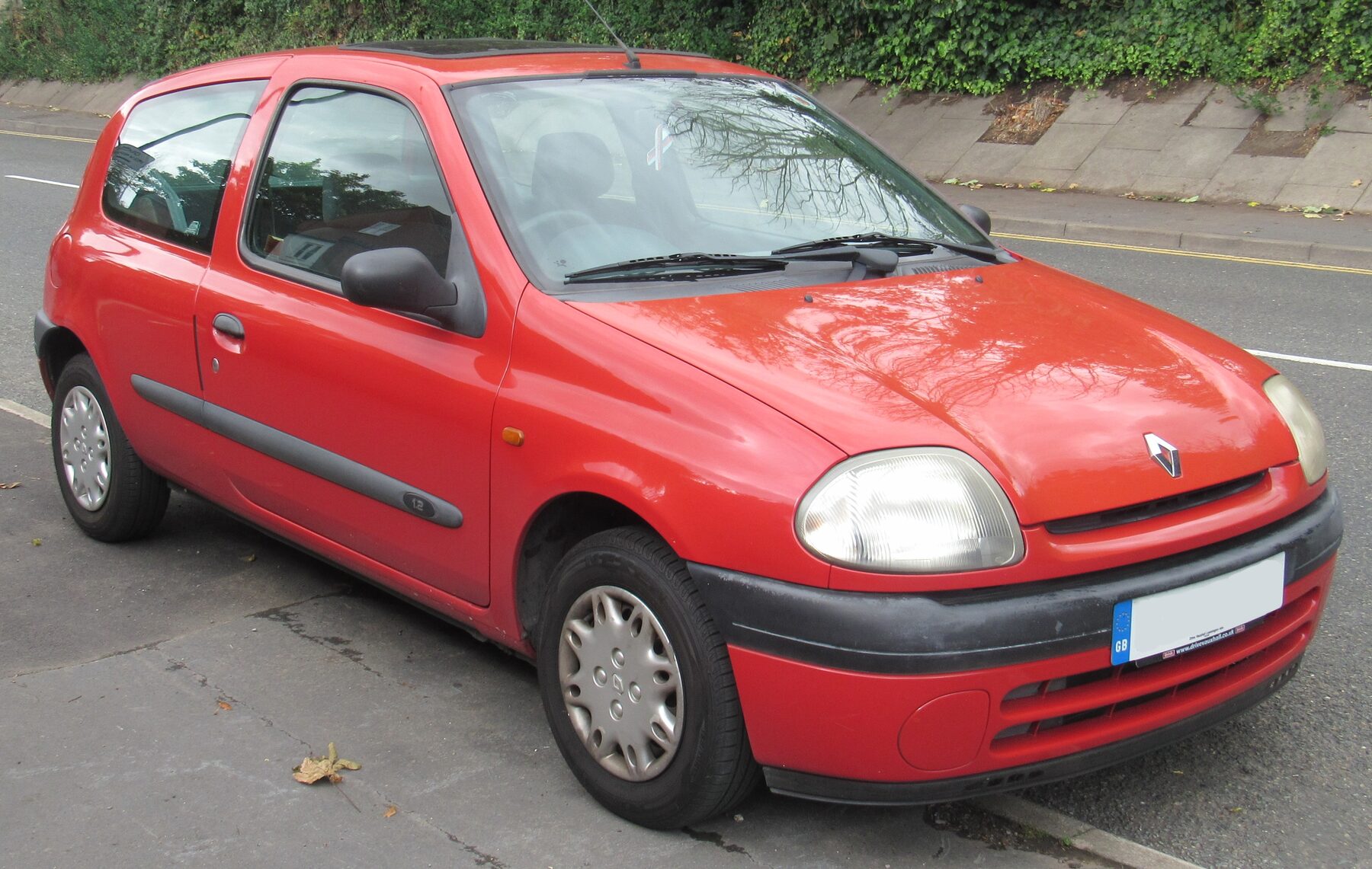 1998 Grande 1.2 rather than French RXE 1.6. Use only with a representative Phase I caption.