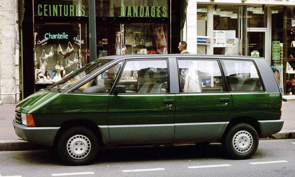 Exact 1984 Renault Espace 2000 GTS first-series identity in a period street photograph; not an official launch image.