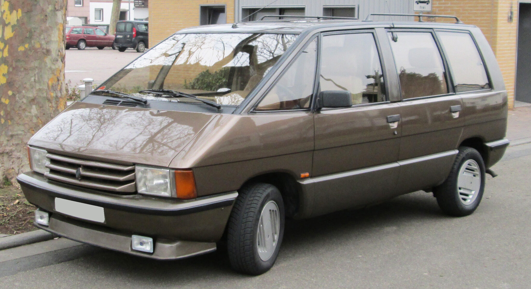 The Commons record and category identify a first-generation Espace and 1984 Renault automobile; exact build month and photographed trim are not established.