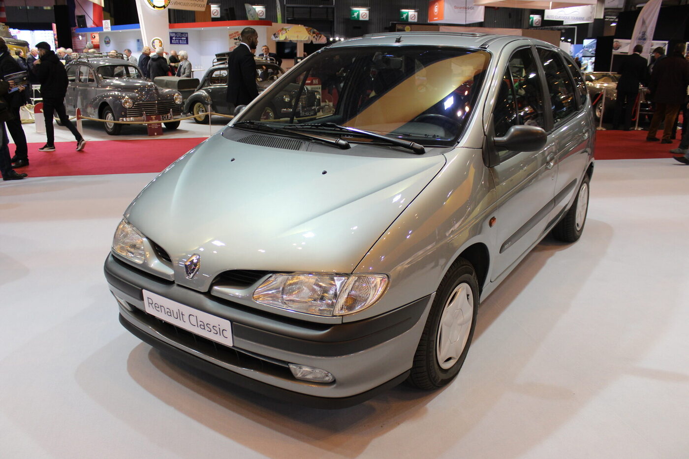 The source identifies an exact 1996 first-generation Mégane Scénic. The photograph does not independently prove the Netherlands RT trim, 2.0 engine or automatic transmission used for the factual profile.
