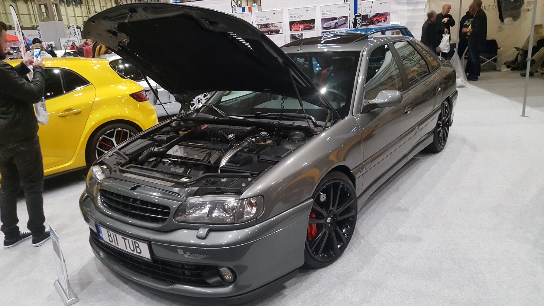 1993 Safrane 3.0 V6 RXE automatic, one model year later than the 1992 launch profile; visibly modified show-car presentation.