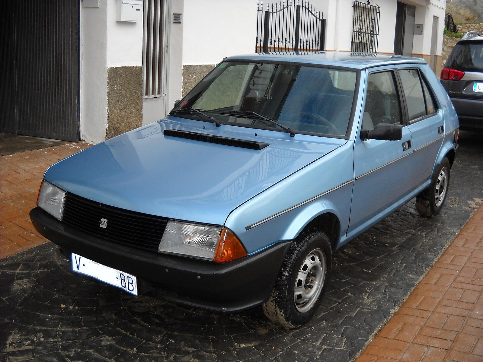 Representative first-series Ronda body; paired rear view identifies a diesel version, not the 65 CL petrol trim.