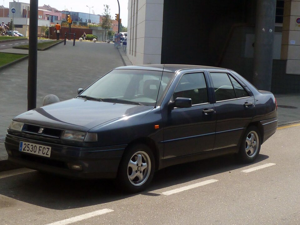 Exact pre-facelift first-generation GLX trim family, catalogued as 1993; representative of the 1991 launch 1.8 GLX.