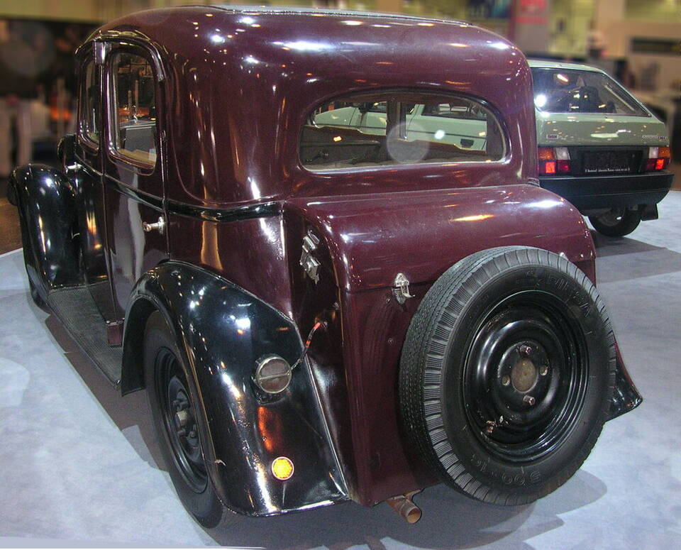 Commons identifies the car as a Škoda 420 Standard. The image does not independently prove the profile’s 1933 launch-year specification.