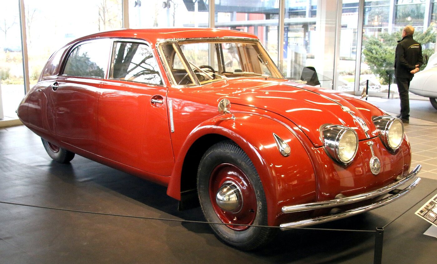 Exact Tatra 77, identified as a 1934 T77 by the Commons file title and categories; photographed in the Swiss Museum of Transport.