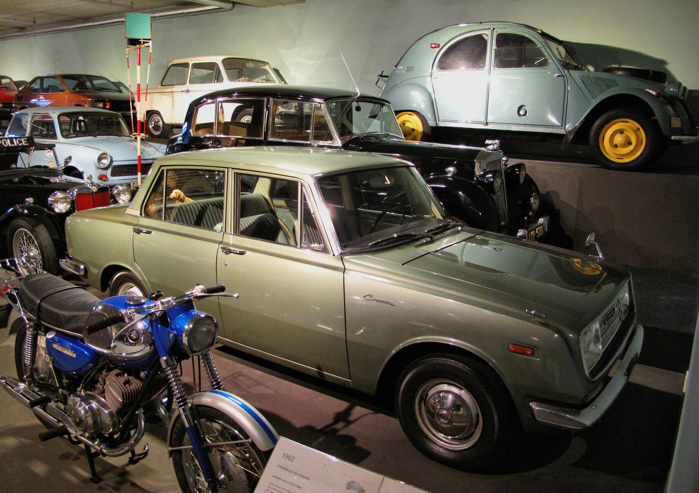 The source identifies a 1965 Corona and Commons places it in the T40/T50 family. The museum photograph does not independently establish Japanese-market RT40-D Deluxe trim, engine or gearbox.