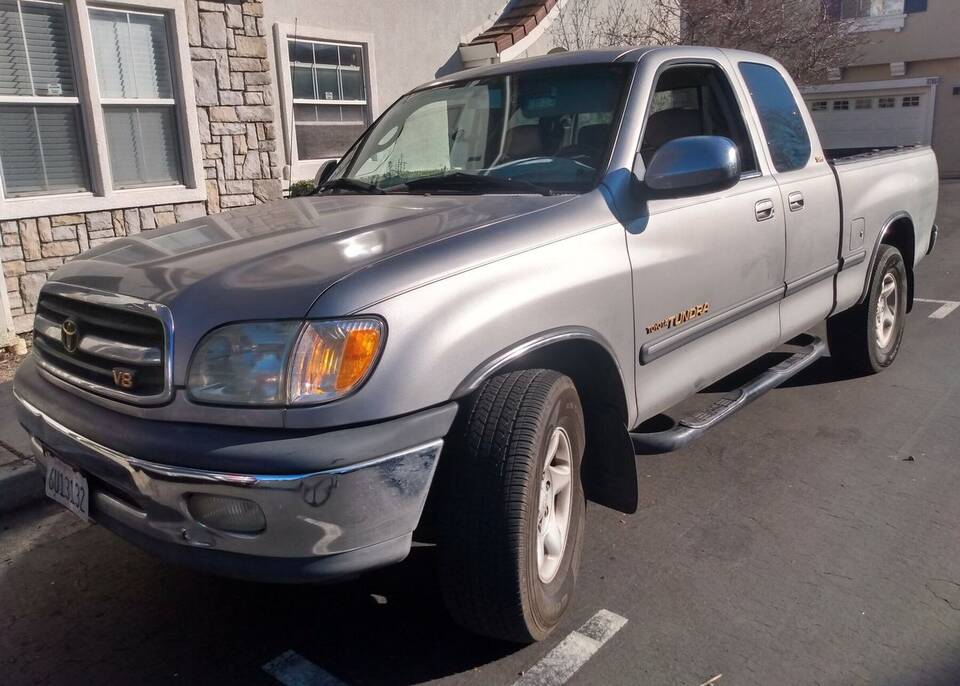 Same first-generation SR5 V8 Access Cab family, one model year later than the 2000 profile