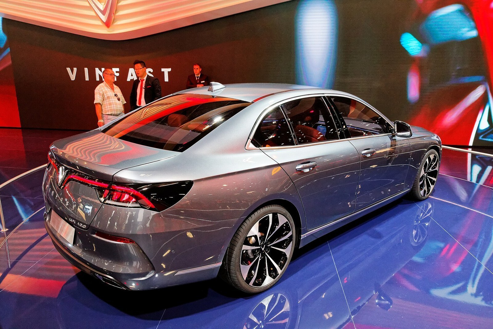 VinFast LUX A2.0 shown at the 2018 Paris Motor Show; matches the prototype/event scope rather than later production specification.