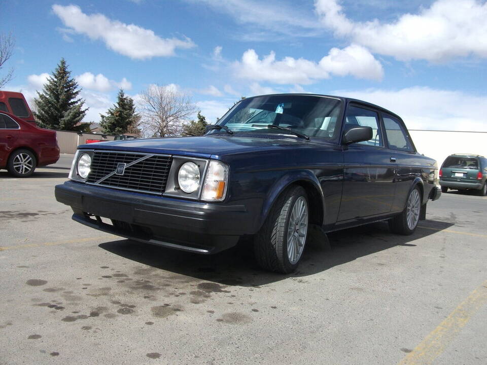 Commons identifies a 1981 Volvo 242 GLT, matching the profile’s year and two-door turbo-family body. The description explicitly calls the survivor modified, so factory originality, U.S. specification and drivetrain state are not inferred.