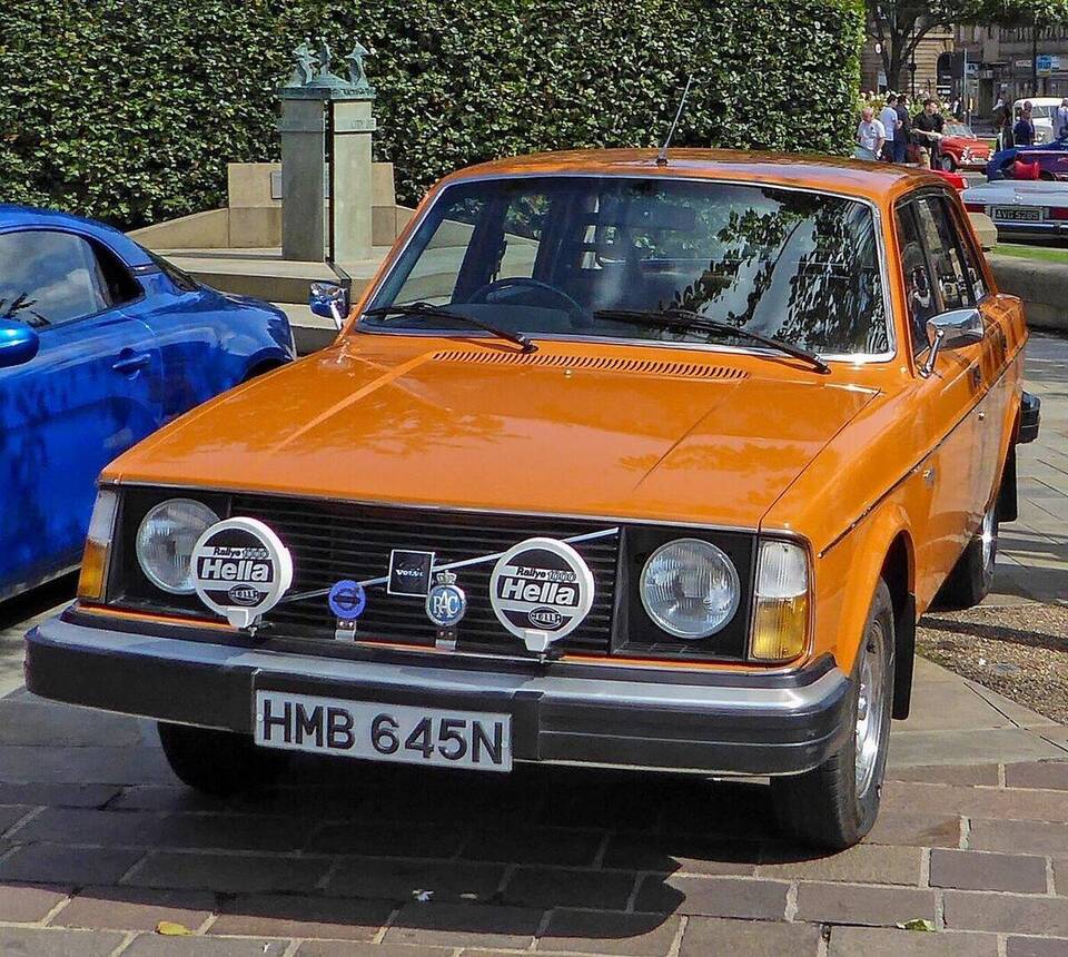 1975 Volvo 244 four-door sedan, orange, at Bradford Classic Car Show 2019